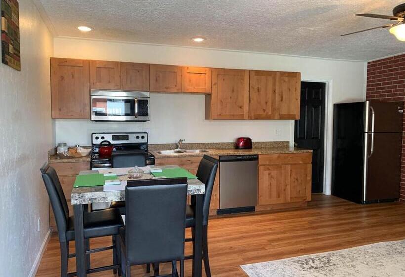 Апартаменты 1 Спальня, The Wing At Kingston East