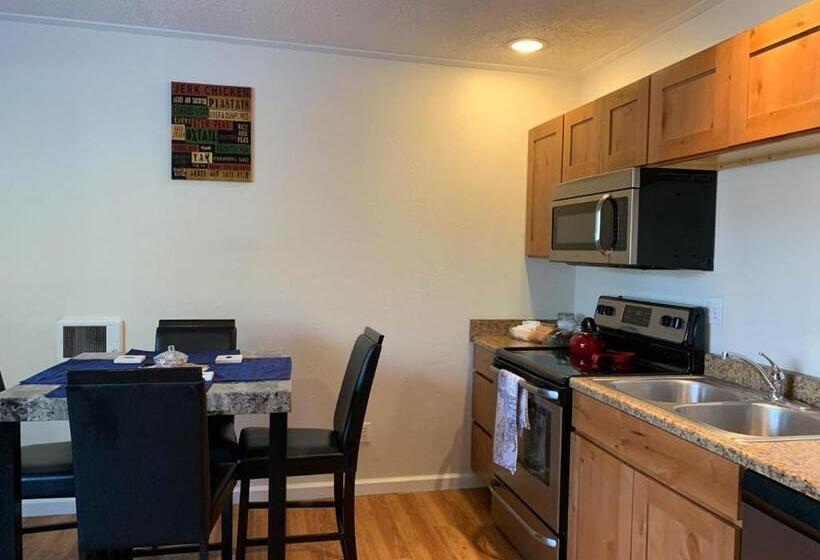 Апартаменты 1 Спальня, The Wing At Kingston East