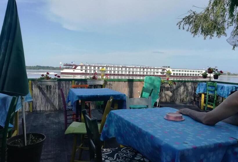 اتاق استاندارد با چشم‌انداز دریاچه, Angelinin Konak