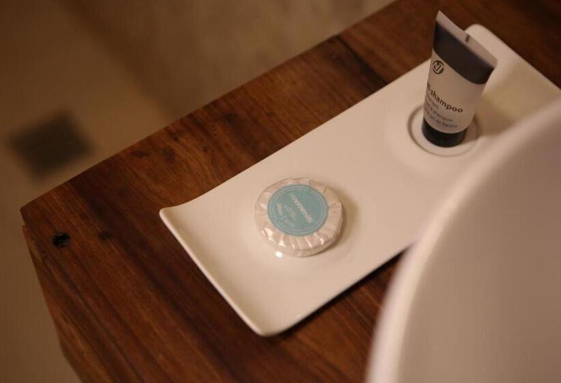 سوئیت 2 خوابه, Au Bord De L'eau