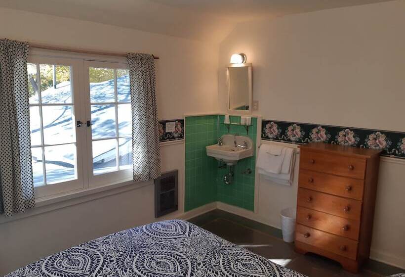 جناح, Miners Bay Lodge