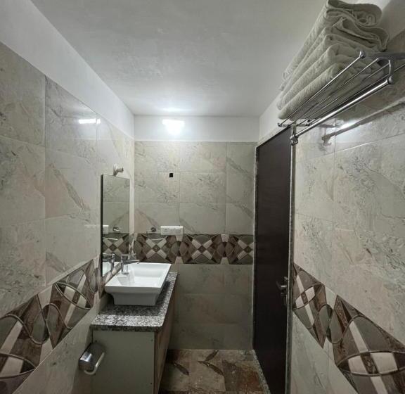 Студия Deluxe, Shri Radha Nikunj Opposite Prem Mandir