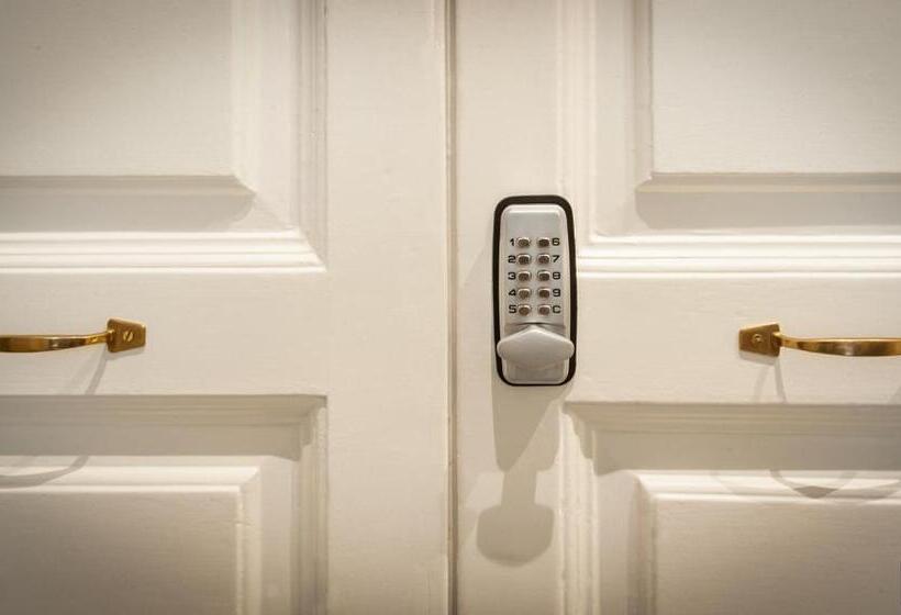 سرير فى غرفة مشتركه, The Yard Hostel