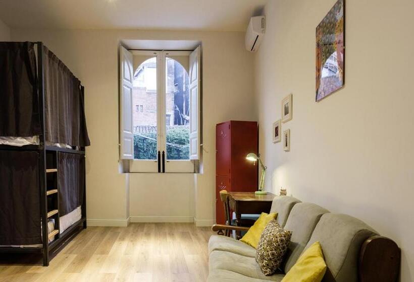 تختخواب در اتاق مشترک, The Yard Hostel