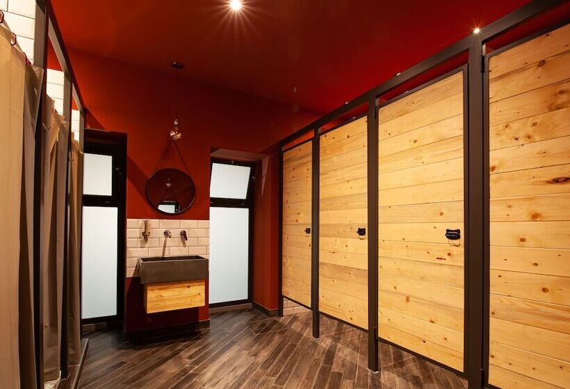 سرير فى غرفة مشتركه, The Yard Hostel