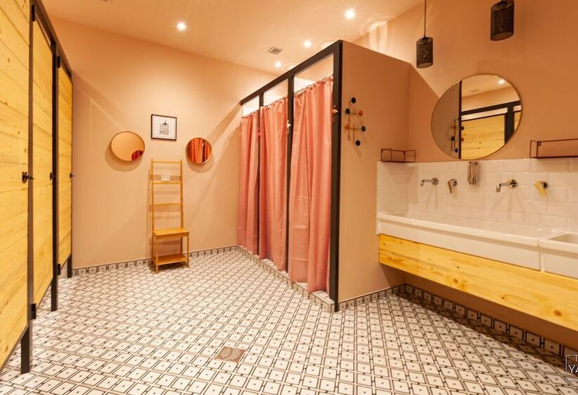 تختخواب در اتاق مشترک, The Yard Hostel