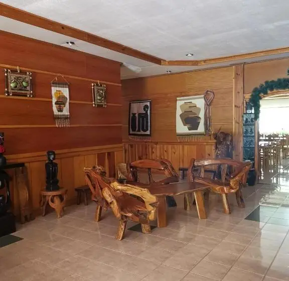 スタンダードトリプルルーム, Rusty Nail Inn And Cafe