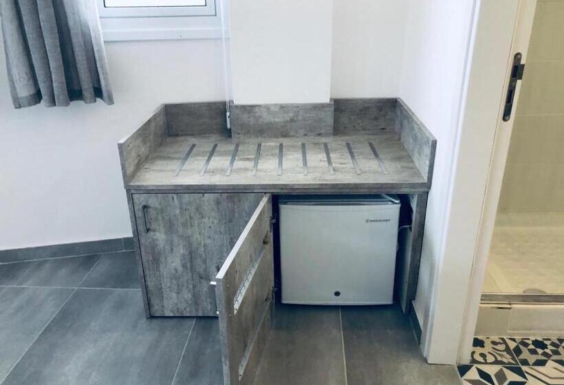 استودیوی استاندارد, White 11