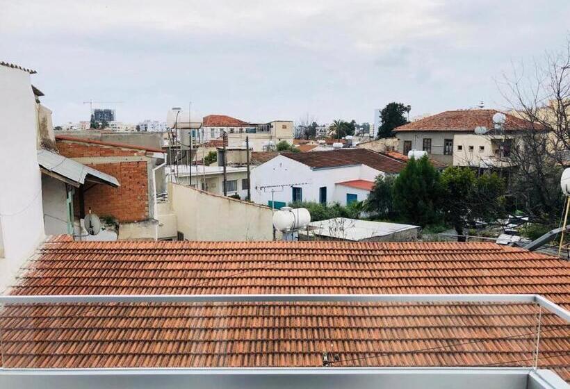 استودیو استاندارد با بالکن, White 11