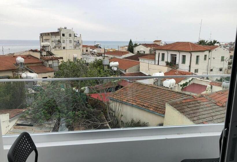 استودیوی استاندارد با چشم‌انداز دریا, White 11