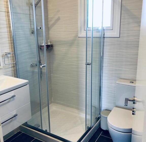 استودیوی استاندارد با چشم‌انداز دریا, White 11