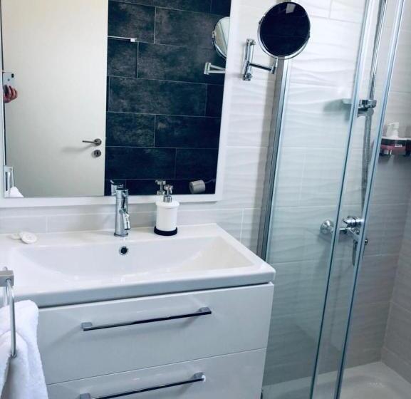 استودیوی استاندارد با چشم‌انداز دریا, White 11