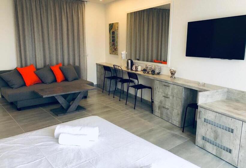 استودیوی استاندارد با چشم‌انداز دریا, White 11