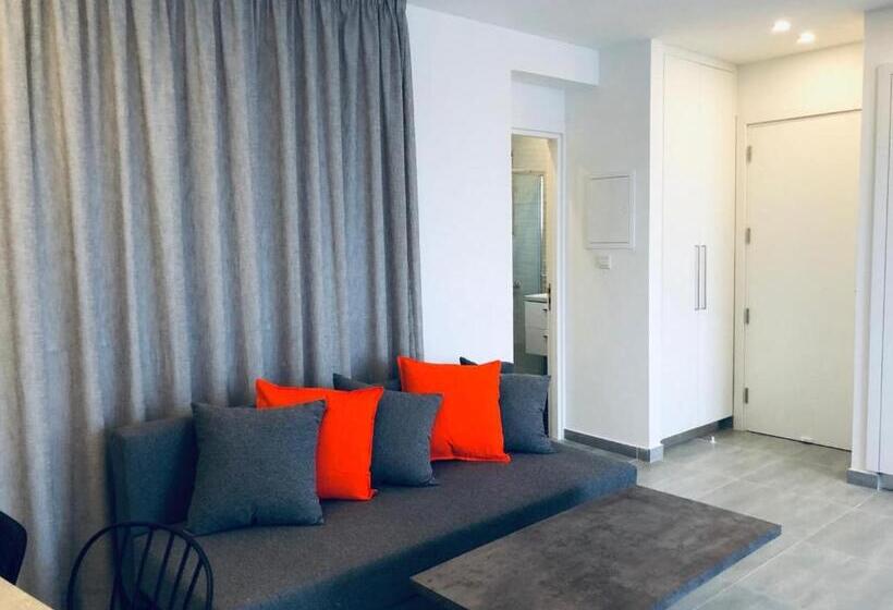 استودیوی استاندارد با چشم‌انداز دریا, White 11