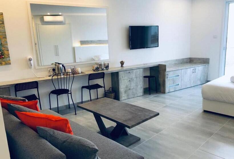 استودیوی استاندارد با چشم‌انداز دریا, White 11