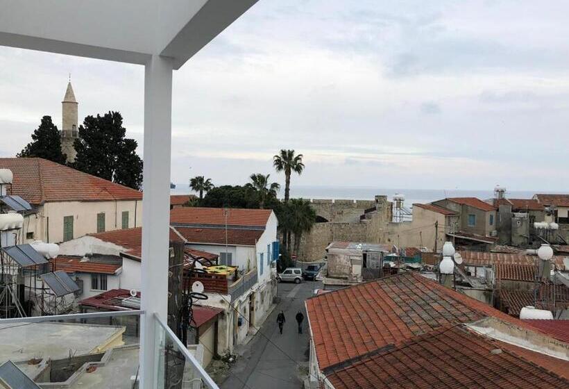 استودیوی استاندارد با چشم‌انداز دریا, White 11