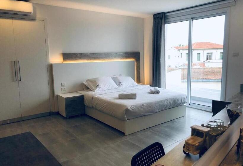 استودیوی استاندارد با چشم‌انداز دریا, White 11