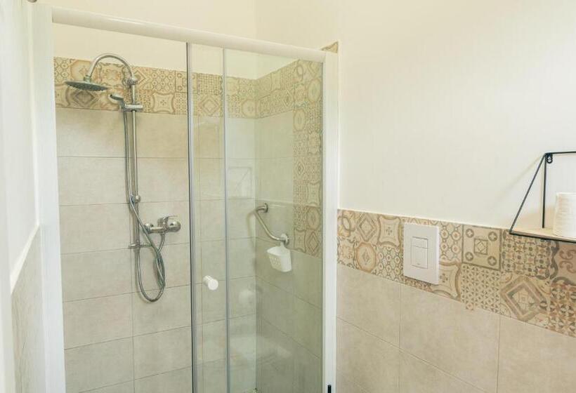 חדר משפחתי, Arome B&b