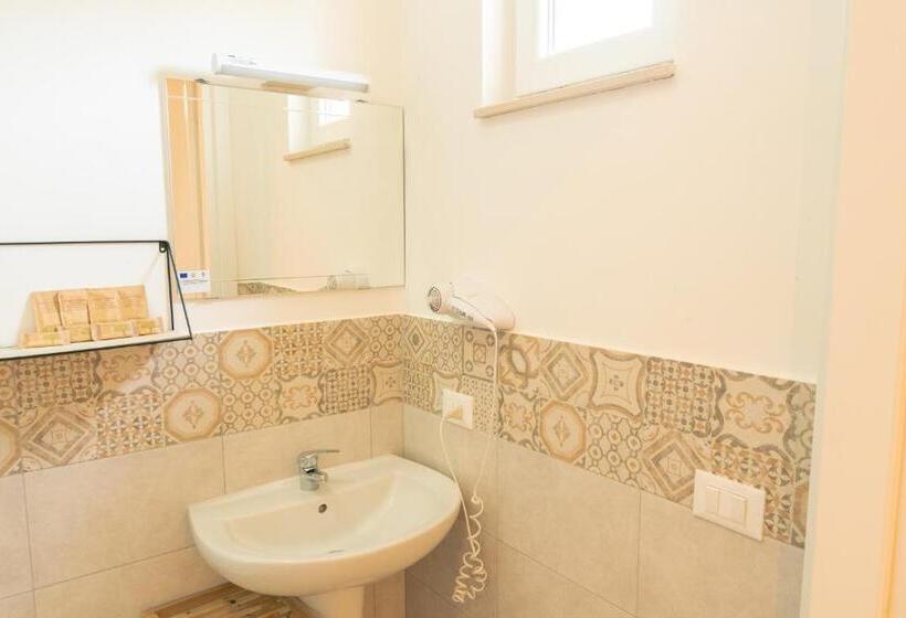 חדר משפחתי, Arome B&b