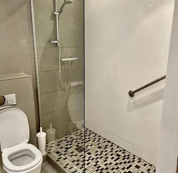 اتاق خانوادگی, The Diamond Inn