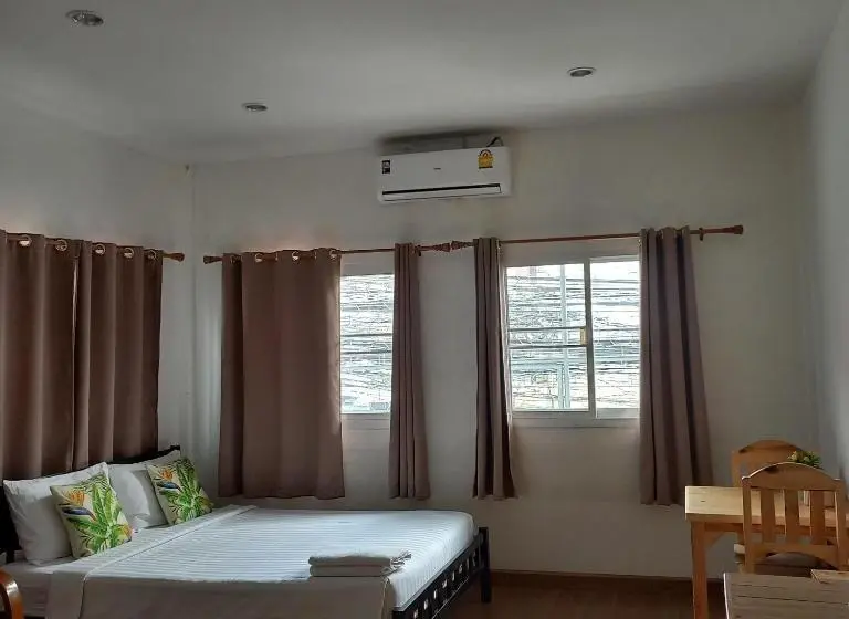 اتاق لوکس سه تخته, Happy Hostel