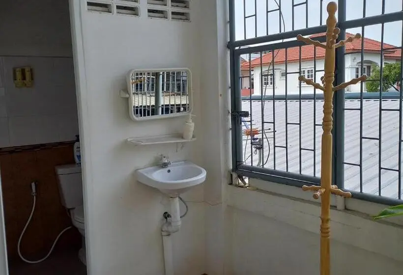 اتاق لوکس با تخت بزرگ, Happy Hostel