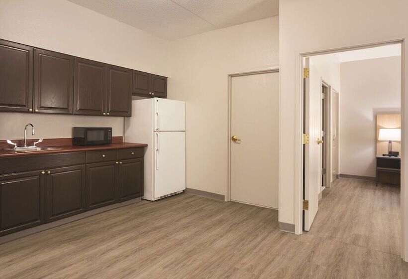 סוויטה מותאמת לאדם עם מוגבלויות, Country Inn & Suites By Radisson, Chattanoogalookout Mountain
