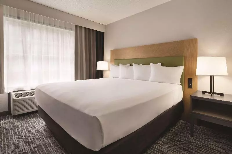 身障者適用スタンダードルーム, Country Inn & Suites By Radisson, Detroit Lakes, Mn