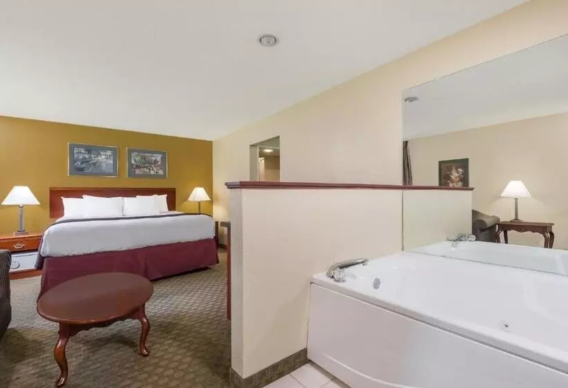 キングサイズベッドのスイートルーム, Days Inn By Wyndham Norton