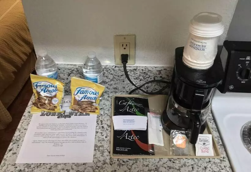 ２ダブルベッドのスタンダードルーム, Days Inn & Suites By Wyndham Webster Nasaclearlakehouston