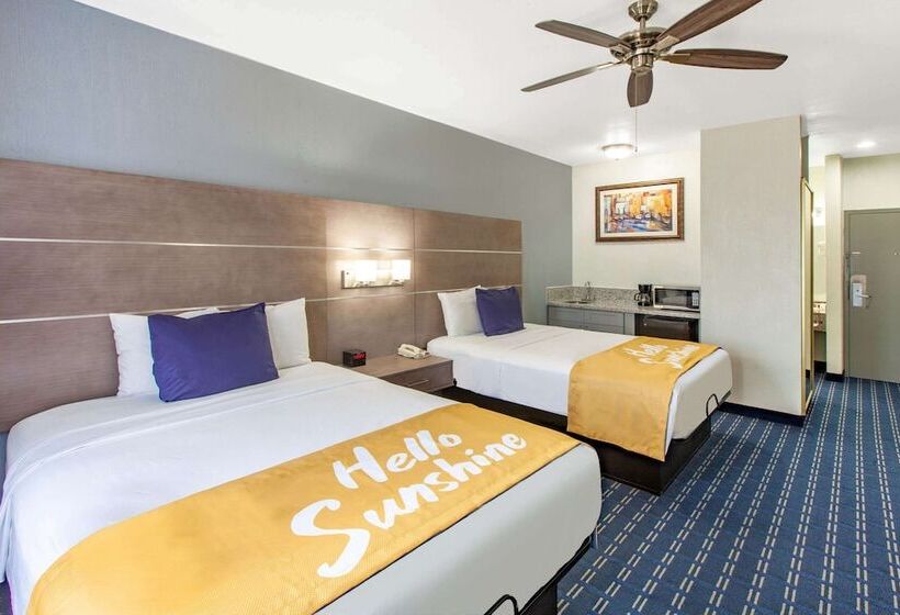 带2个双人床的标准工作室, Days Inn & Suites By Wyndham Webster Nasaclearlakehouston