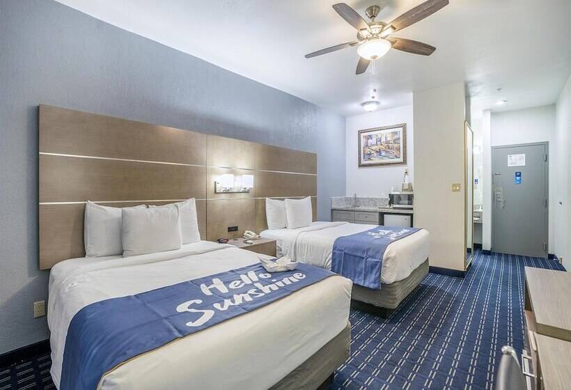带2个双人床的标准工作室, Days Inn & Suites By Wyndham Webster Nasaclearlakehouston