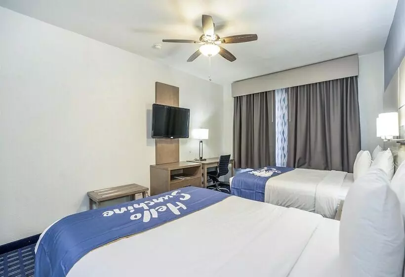 ２ダブルベッドのスタンダードルーム, Days Inn & Suites By Wyndham Webster Nasaclearlakehouston