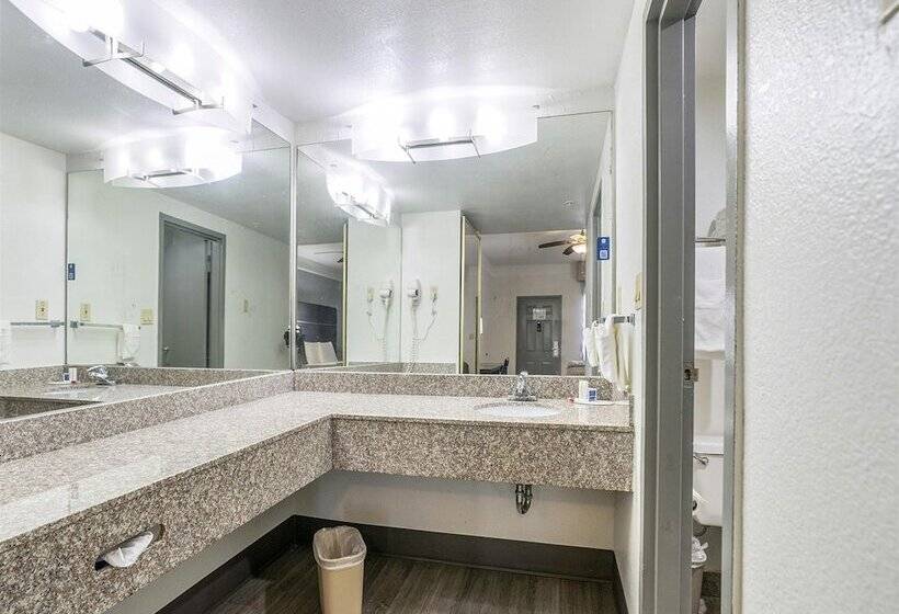 带2个双人床的标准工作室, Days Inn & Suites By Wyndham Webster Nasaclearlakehouston