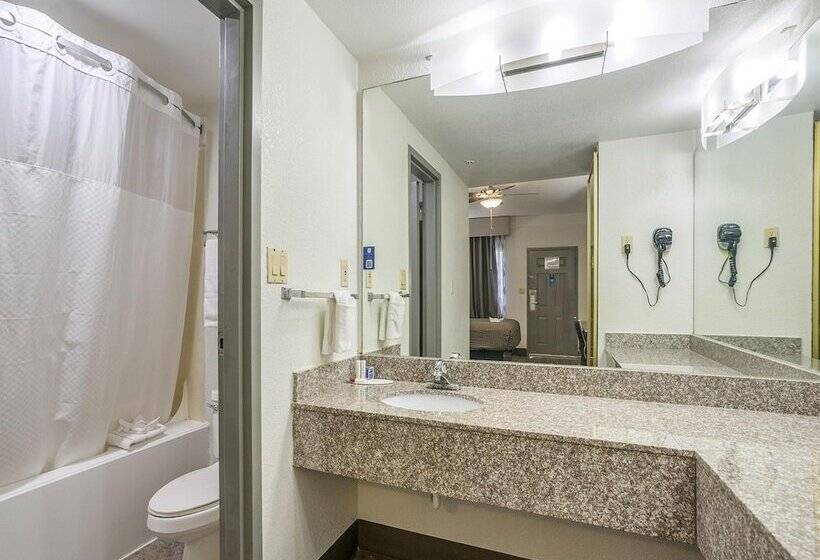 带2个双人床的标准工作室, Days Inn & Suites By Wyndham Webster Nasaclearlakehouston