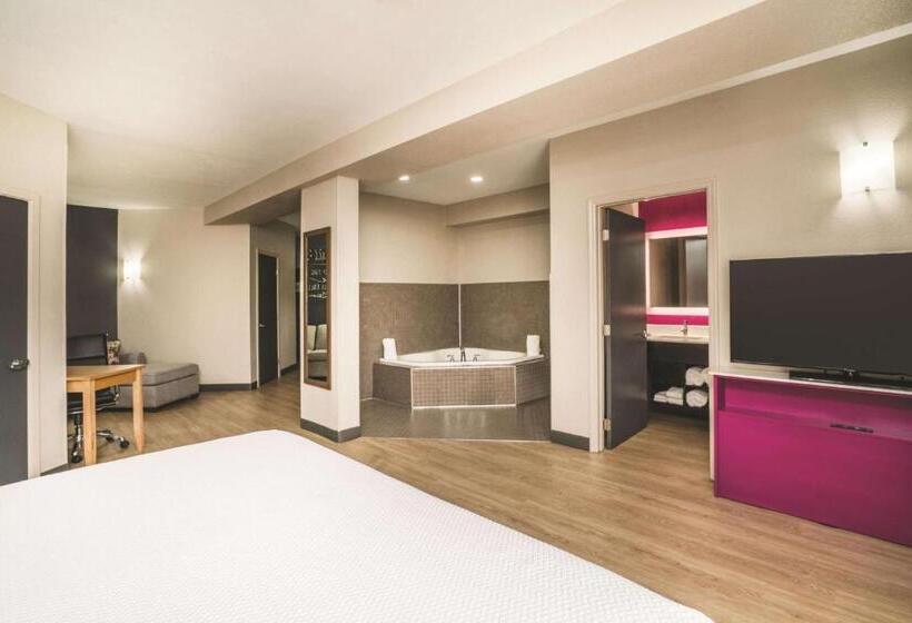 מיטת קינג בסוויטה, La Quinta By Wyndham Chattanooga Hamilton Place
