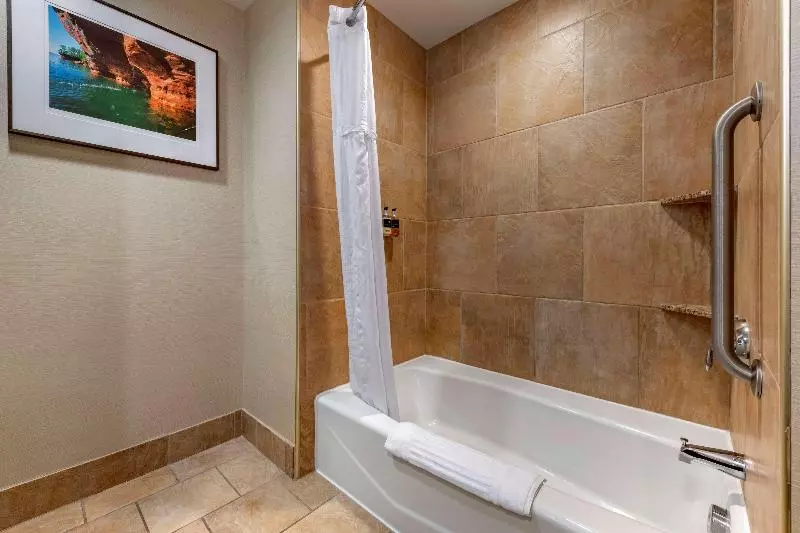 クイーンサイズベッドのスイートルーム, Lift Bridge Lodge, Ascend Hotel Collection