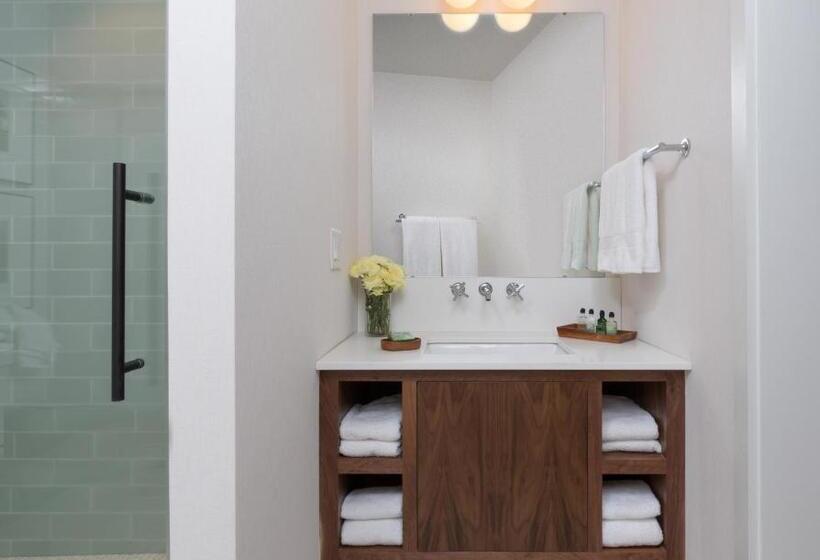 غرفة قياسية سرير كينج, The Ingleside