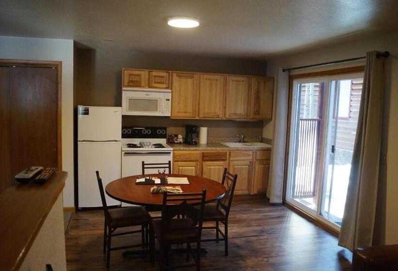 Deluxe-studio, Swiftcurrent Lodge