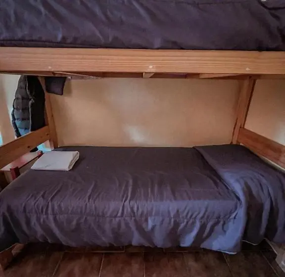 ルームシェアのワンベッド, Hostel Wenuy