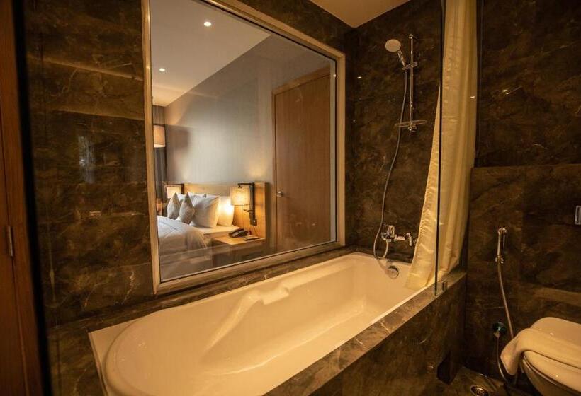 جناح, The Vern At Blvd