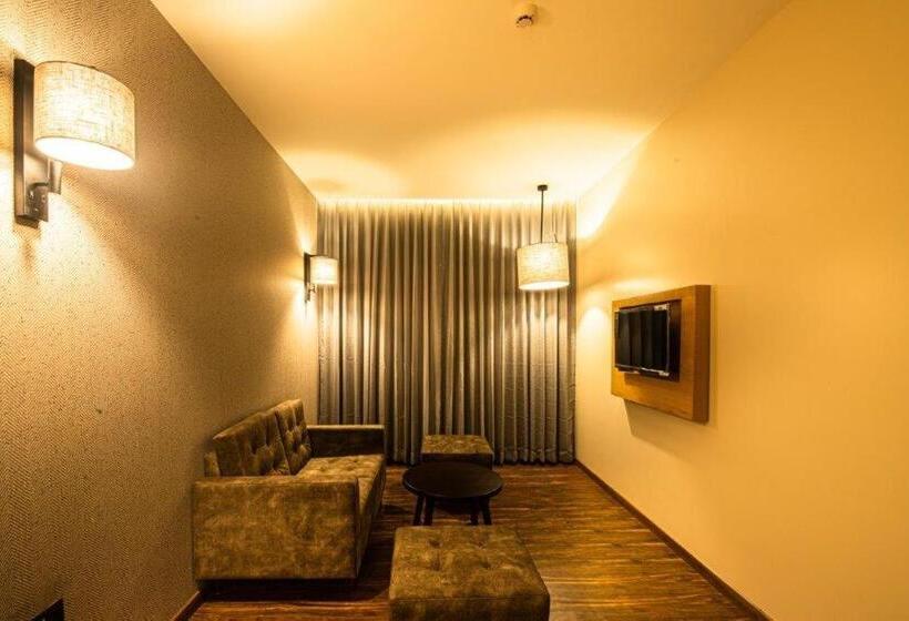 جناح, The Vern At Blvd