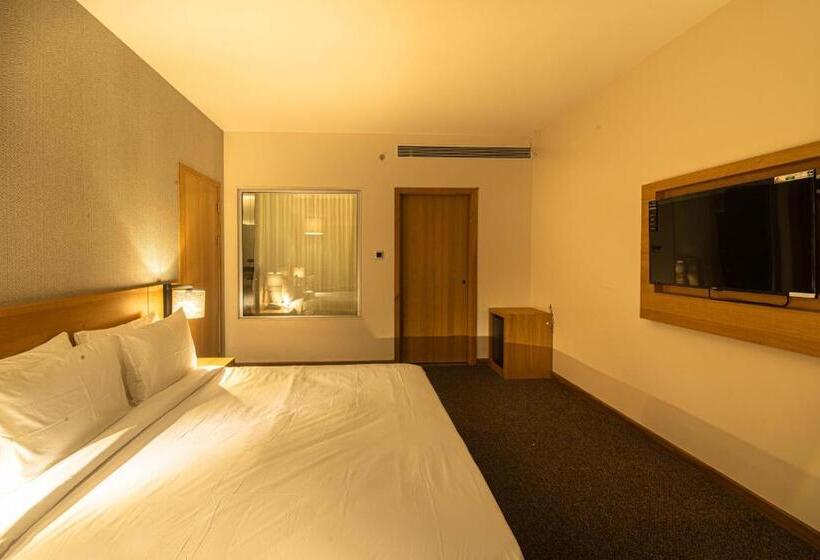 جناح, The Vern At Blvd