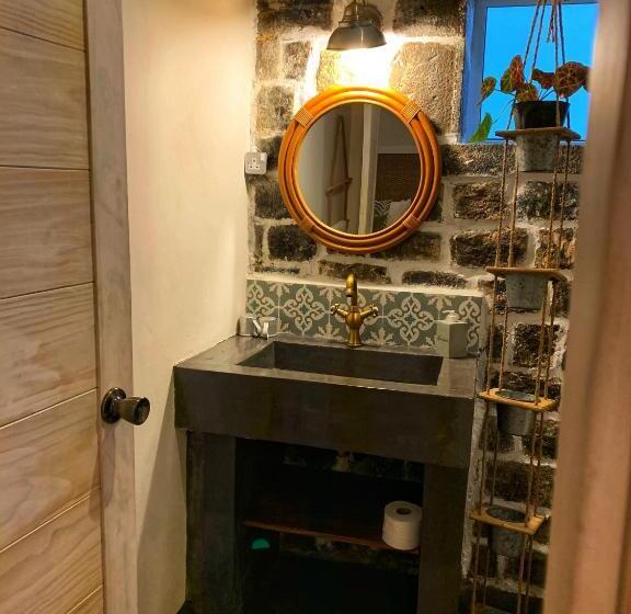 اتاق خانوادگی, Kaz'alala Hosted B&b