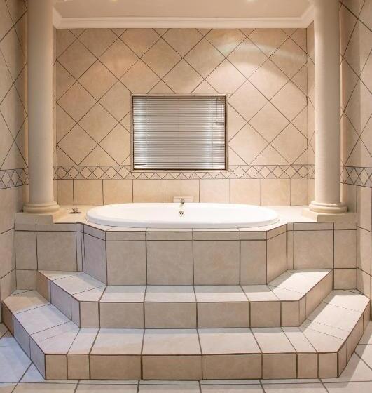 キングサイズベッドのスタンダードルーム, Spacube Luxury Suites And Spa