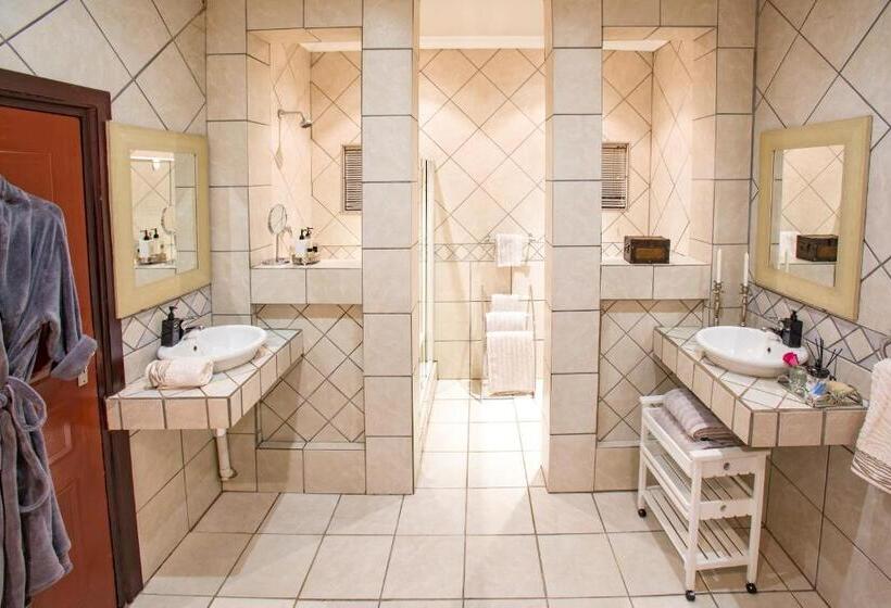 キングサイズベッドのスタンダードルーム, Spacube Luxury Suites And Spa