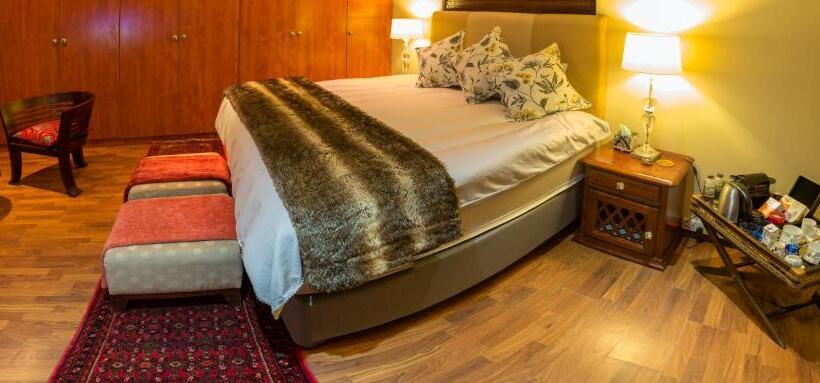 キングサイズベッドのスタンダードルーム, Spacube Luxury Suites And Spa