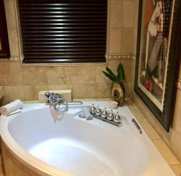 キングサイズベッドのデラックスルーム, Spacube Luxury Suites And Spa