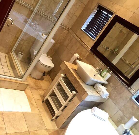 キングサイズベッドのデラックスルーム, Spacube Luxury Suites And Spa