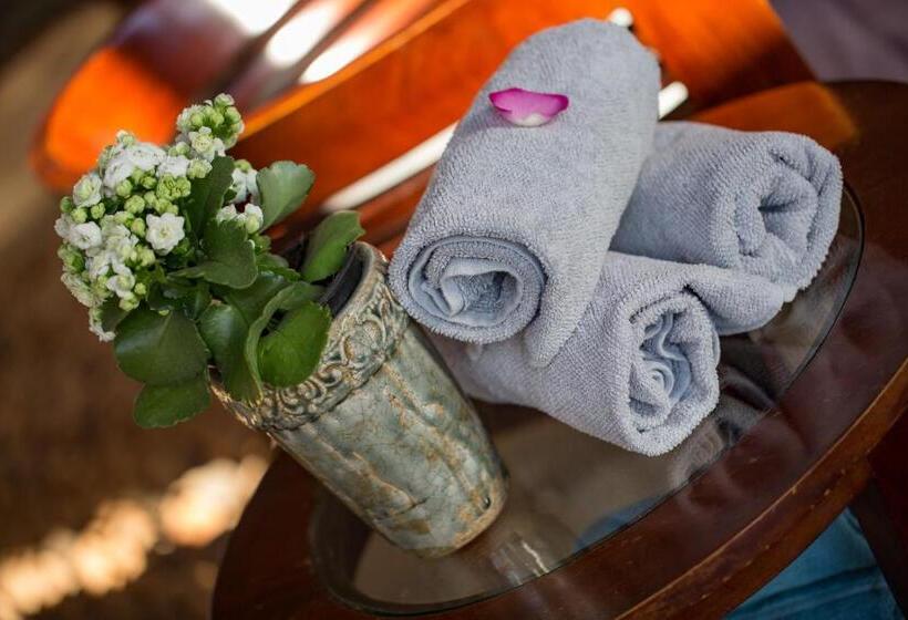 キングサイズベッドのデラックスルーム, Spacube Luxury Suites And Spa